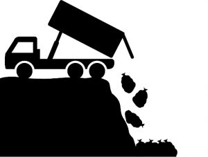 Camion dell'immondizia che scarica i rifiuti nella discarica